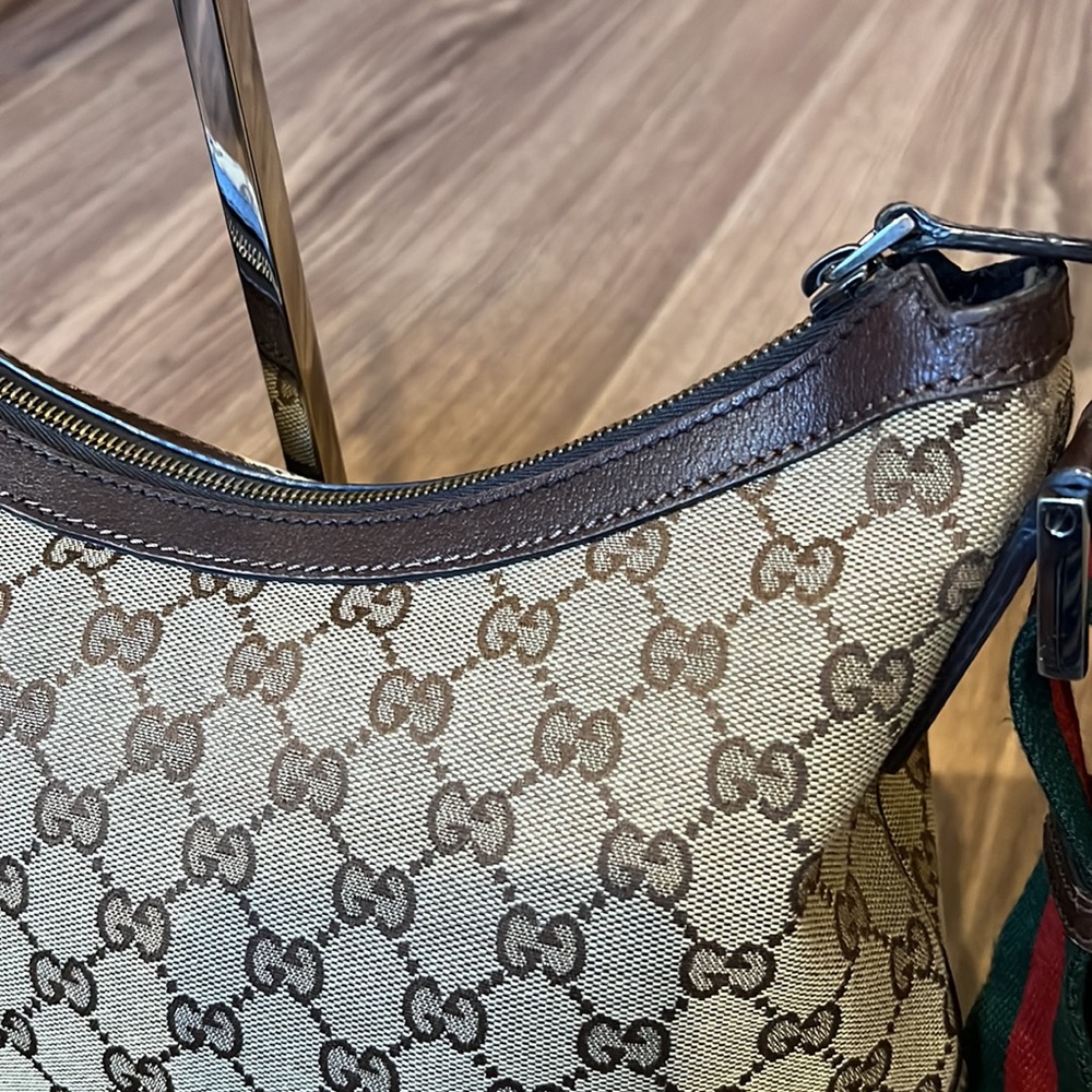 Gucci Beige GG Supreme Canvas Crossbody with Green-Red Web Strap - Picture 11 of 16